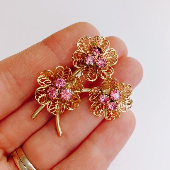 Vintage Mid Century Filigree Brooch Pink Rhinestone Floral Gold Tone 1950s 1960s - Picture 2 of 10